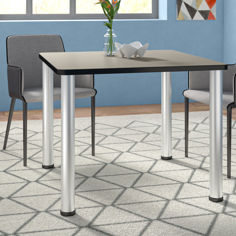 Plateau de table Kee Square, 4 chaises empilables Zeng, H 29 po x l 36 po x P 36 po, Chrome, Érable