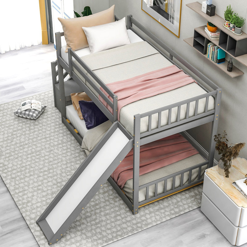 Lit superposé simple au-dessus d'un lit simple avec glissière convertible et escalier, gris