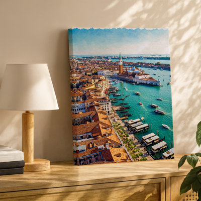Toile, une vue aérienne illustrée vibrante de Venise mettant en vedette les canaux emblématiques de l'art mural et l'architecture historique avec une toile murale proéminente