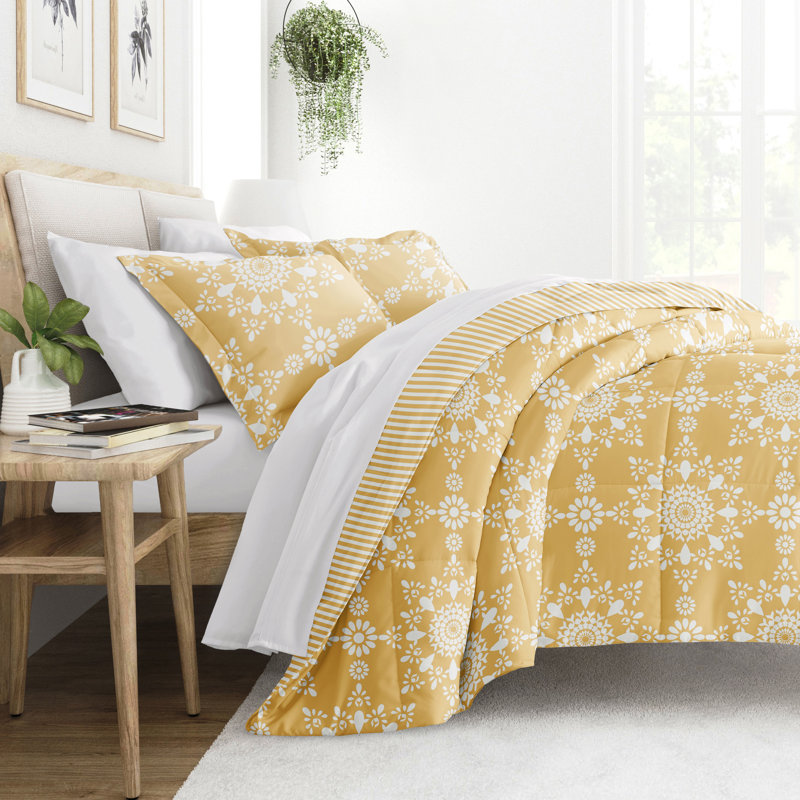 Daisy Medallion Reversible Down-Alternative Comforter, Queen, Yellow