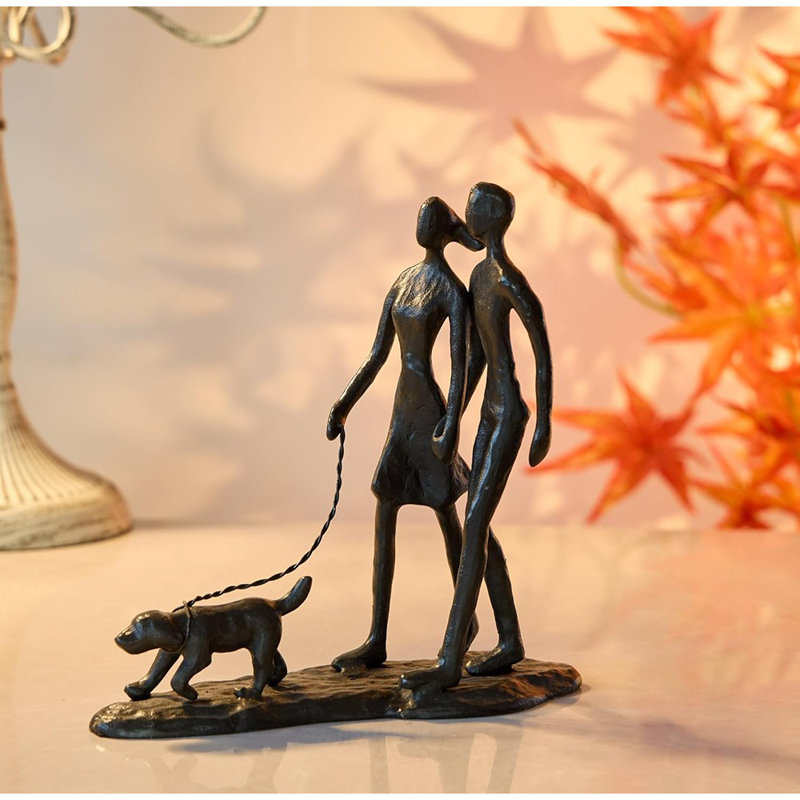 Couple et chien, sculpture en fonte romantique
