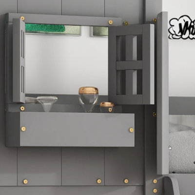 Lit superposé simple au-dessus de simple de style maison avec toit, fenêtres, boîtes de fenêtre, porte, rails de sécurité et échelle, gris