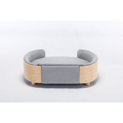 Lit pour chien surélevé de style scandinave avec pieds en bois massif et dossier en bois cintré, coussin en velours gris moyen