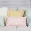 Coussin décoratif à pois-999630873