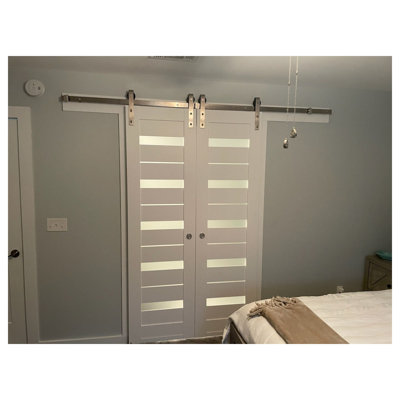 Portes coulissantes de style grange avec verre dépoli Quadro 4445 Blanc Soie, rails robustes de 2 m, ensemble de quincaillerie, portes de placard de chambre en bois massif - 91 x 203 cm (2 x 46 x 203 cm)