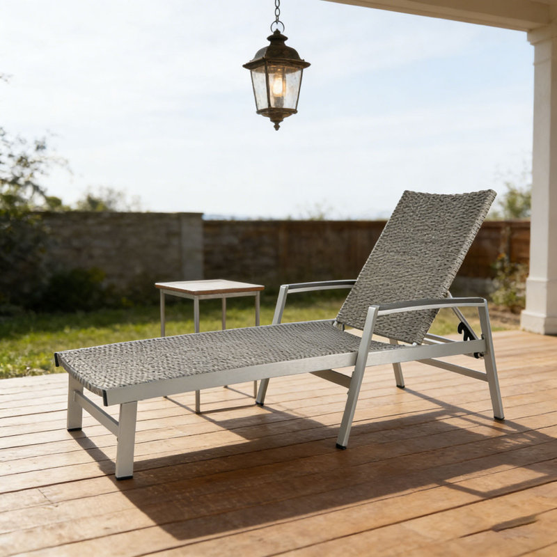 CHAISE LUNGE