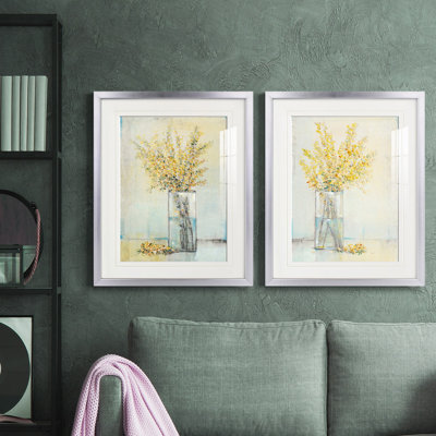 «Yellow Spray In Vase I», reproduction encadrée de qualité supérieure - prête à être accrochée
