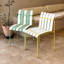 Ensemble de 4 chaises à blocs de couleurs rayées avec pieds en métal et Pp imperméable pour les zones de balcon intérieures / extérieures, blanc crème et jaune grain de style moderne, usage intensif,