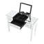 Bureau de coiffeuse argenté avec poignées en cristal et miroir rabattable. Rangement spacieux pour les produits de beauté. Rehaussez votre environnement de maison en verre avec miroir et incrustation de losanges.