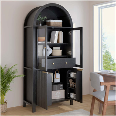 Grand garde-manger arqué cannelé avec tablettes réglables, rangement élégant avec tiroir caché et porte vitrée pour la cuisine, le salon, la salle à manger