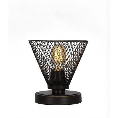 Lampe d'appoint Wilton présentée en finition granit foncé avec abat-jour en métal cône de granit foncé de 7 po