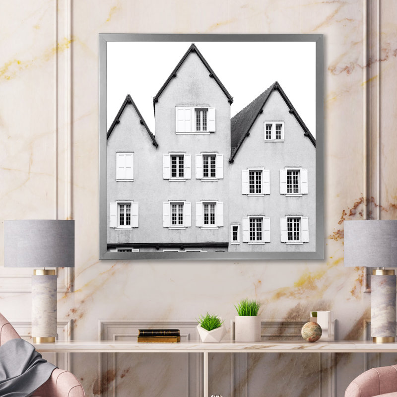 Ancien bâtiment avec des volets sous les fenêtres - Photographie sur toile, H 36 po x l 36 po, Cadre photo argenté