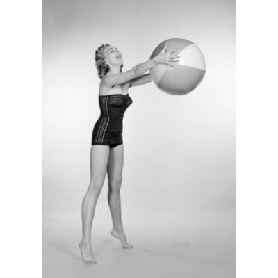 Jeune femme portant un maillot de bain tenant un ballon de plage (24 x 36)