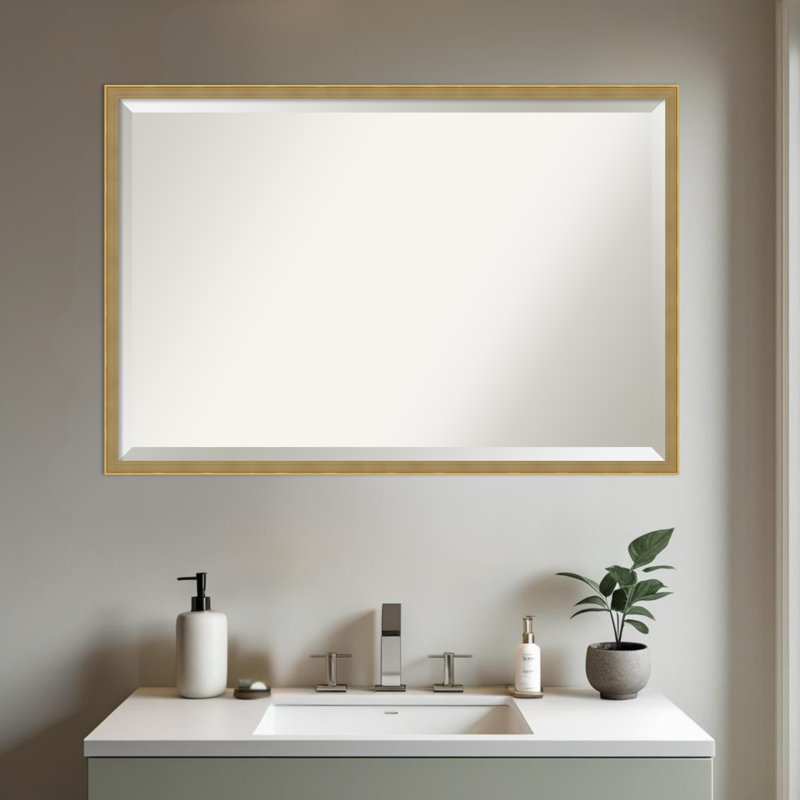 Miroir mural de salle de bain incliné en bois doré et biseauté Incline, 25,5 po x 37,5 po, Or foncé