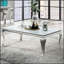 Table basse contemporaine avec plateau en verre blanc et structure en métal argenté, parfaite pour les salons modernes
