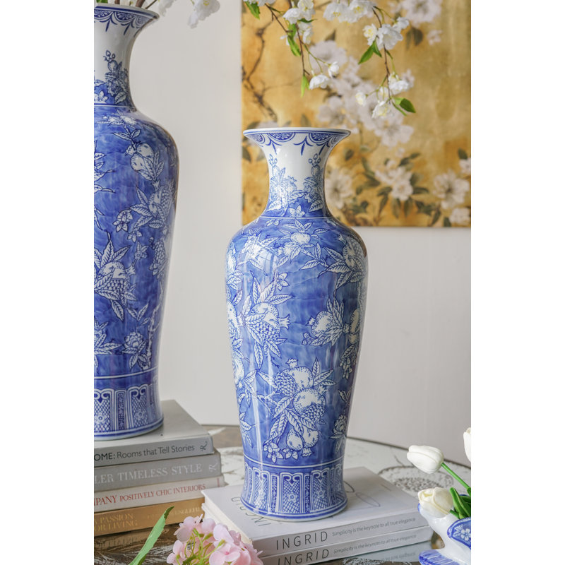 Vase en porcelaine bleue et blanche, H 20,3 po x l 7,7 po x P 7,7 po