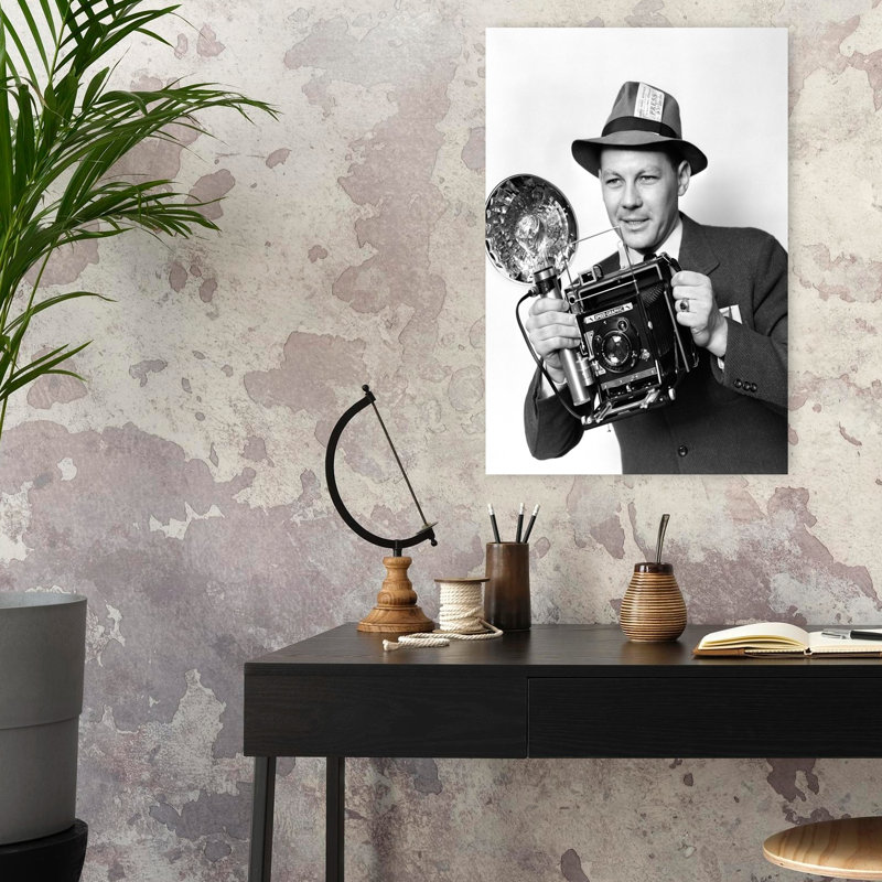 1930s 1940S 1950S Photographe de presse tenant une caméra graphique avec éclair et ampoule Flash, rétro, rétro, rétro, art mural urbain
