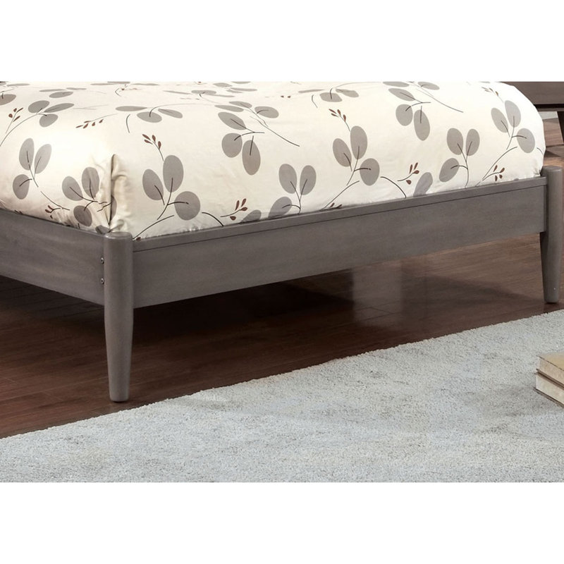 Ensemble de 3 pièces comprenant un lit en bois, deux tables de chevet et une plateforme, style moderne du milieu du siècle.