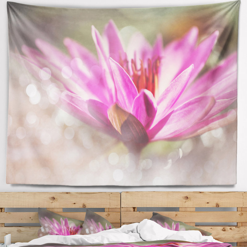 Tapisserie florale rose sur fond abstrait, H 68 po x l 80 po