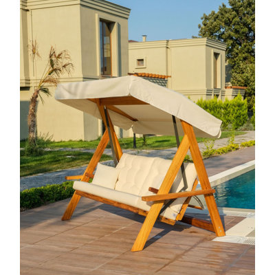 Balancelle triple Garden, structure 100% bois de pin, tissu ETISILK beige | Facile à nettoyer, imperméable, résistant aux rayons UV | Dossier réglable à 5 niveaux | Dimensions: 89,8 po x 74,8 po x 53,1 po | Capacité de 880 lb | Parfait pour la détente en plein air