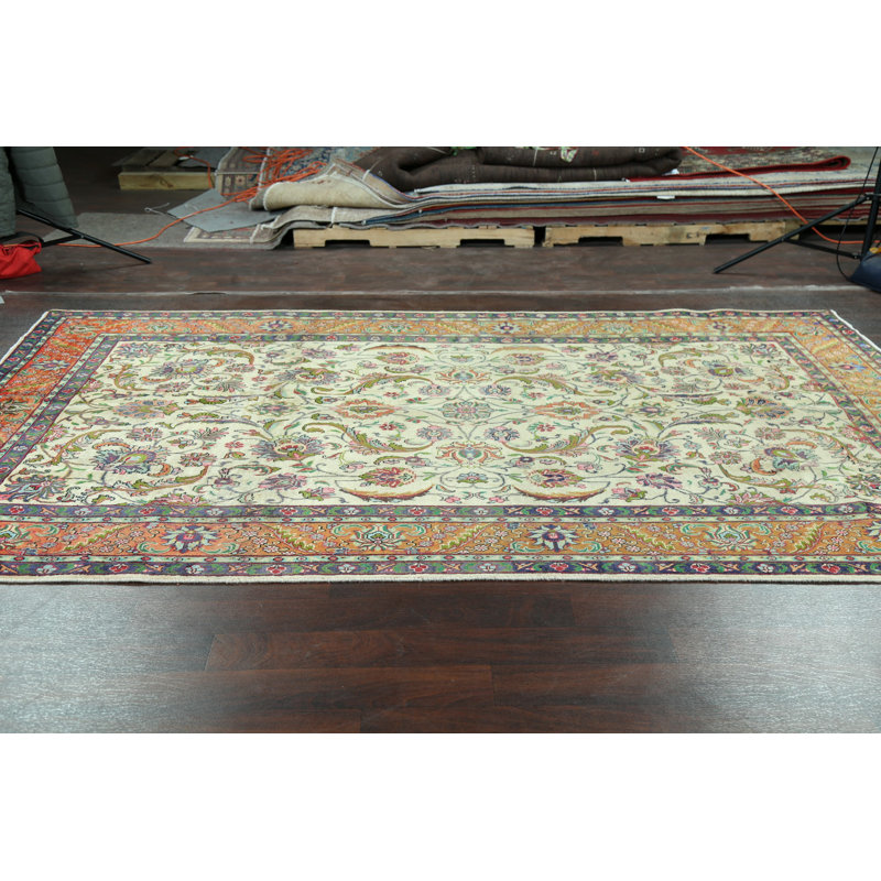 Tapis décoratif en laine noué à la main de conception unique des années 1940 ivoire/orange 6 pi 6 po x 10 pi 7 po Iliff