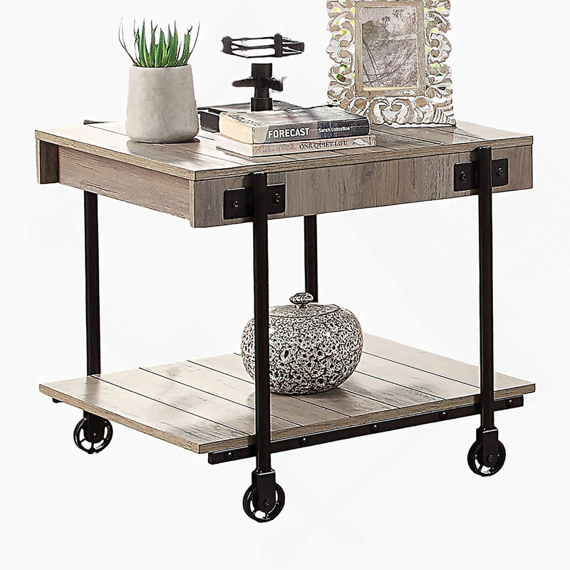 Table de bout de style industriel avec tablette inférieure ouverte, bois reproduit et pieds de roue, conception à lattes en finition naturelle et noire