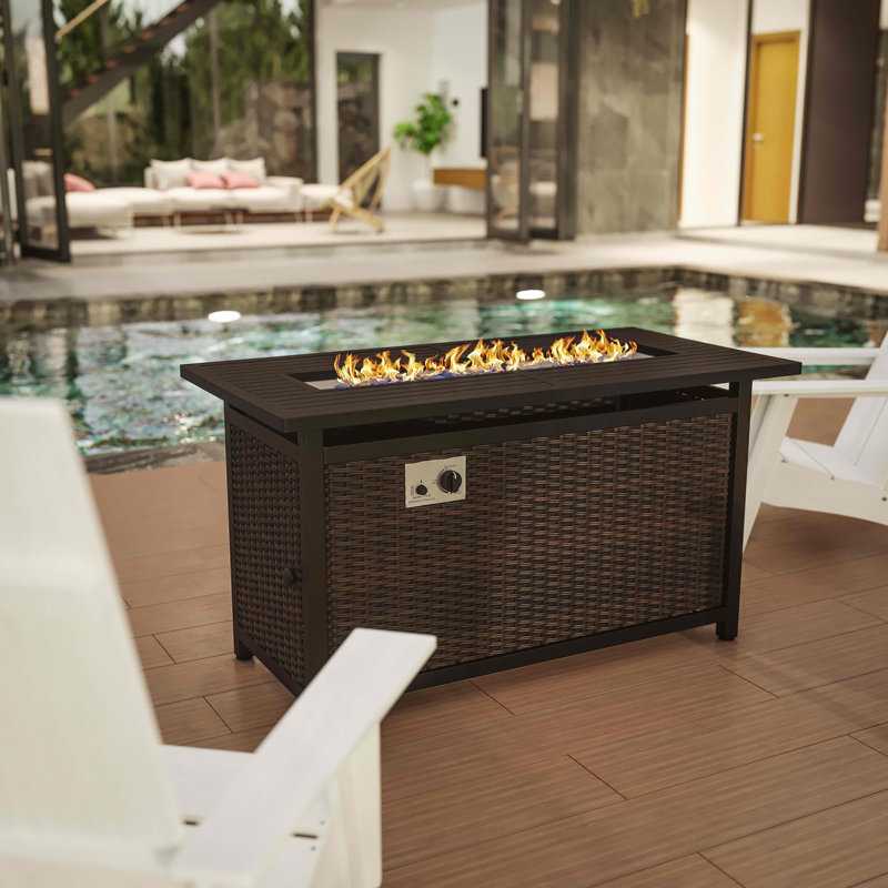 Table de foyer d'extérieur 50 000 BTU avec plateau en acier et base en osier Yuritzi