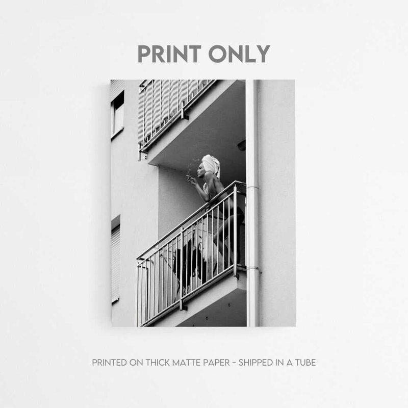 Reproduction d'art noir et blanc: balcon moment - encadrée ou non, H 40 po x l 30 po, Impression encadrée sans passe-partout