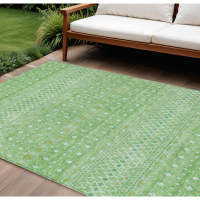 Tapis intérieur / extérieur tribal lavable vert et vert menthe HomeRoots 8 pi x 10 pi