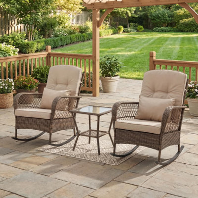 Ensemble de 2 chaises berçantes en rotin résistant aux intempéries avec bistro en osier de patio avec coussins et coussins, table basse à 2 niveaux, idéale pour le jardin, balcon, porche - brun clair / beige, ensemble d'extérieur trois pièces A avec deux chaises blanches