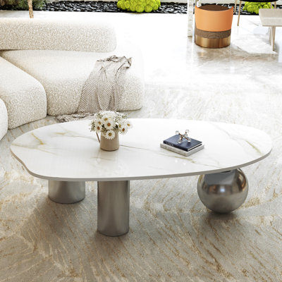 Table basse surdimensionnée de luxe 49,2 po, centre de salon moderne en faux marbre avec sphère en acier inoxydable et pieds cylindriques