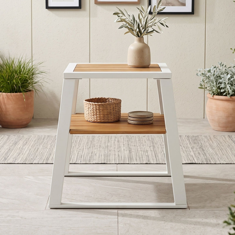 Table d'appoint moderne à deux niveaux en bois d'acacia avec structure en fer, idéale pour l'intérieur et l'extérieur, sur une terrasse ou dans un salon.