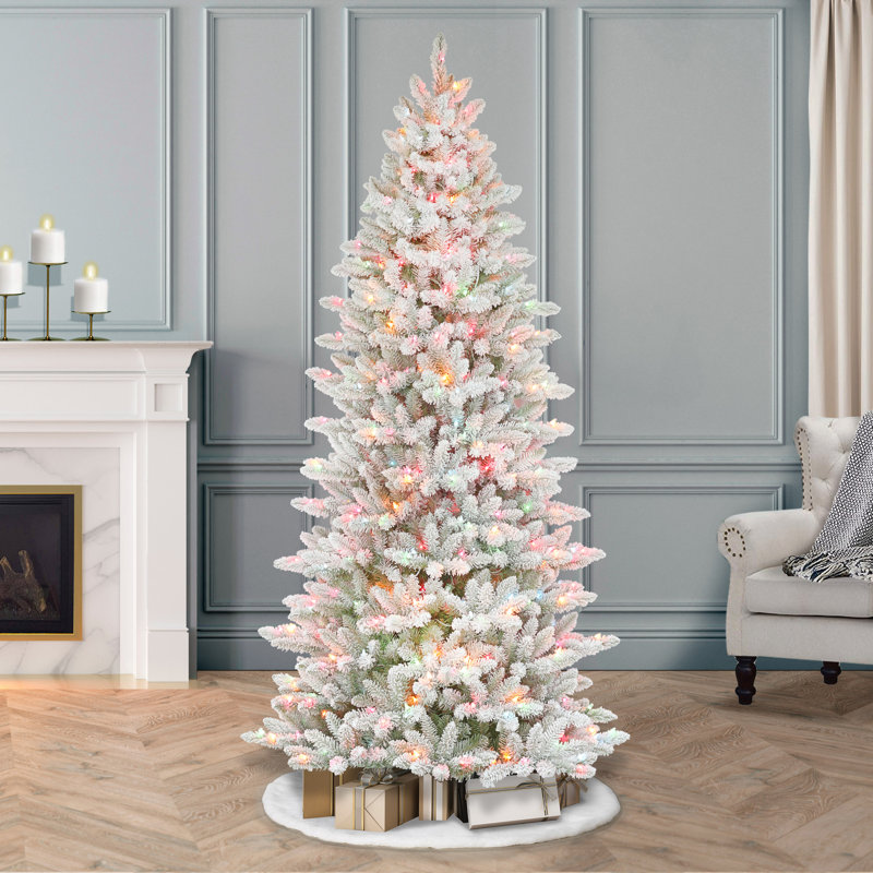 Sapin de Noël artificiel mince blanc et vert 7,5 pi avec 500 lumières multicolores Fraser