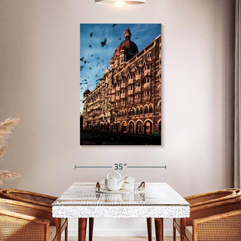 Lilie à l'extérieur du Taj Mahal Hotel, H 48 po x l 32 po