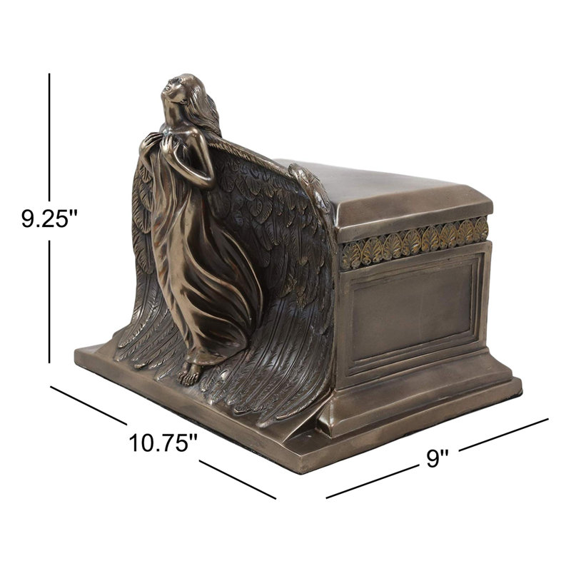 Cremation de l’offre à l’statue de l’ange d’un figurine de souvenir ange Tremblant