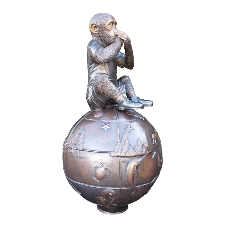 Statue en bronze d'un singe sur une boule ornée - Taille: L 23 po x l 23 po x H 44 po.