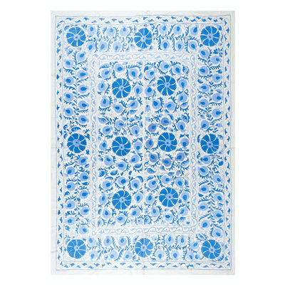 75 x 98 en broderie classique en soie Suzani. Nouvelle suspension murale. Housse de lit ou de table