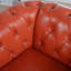 Canapé classique en cuir PU Chesterfield avec dossier capitonné, accoudoirs roulés et garniture cloutée-103449350-103449348