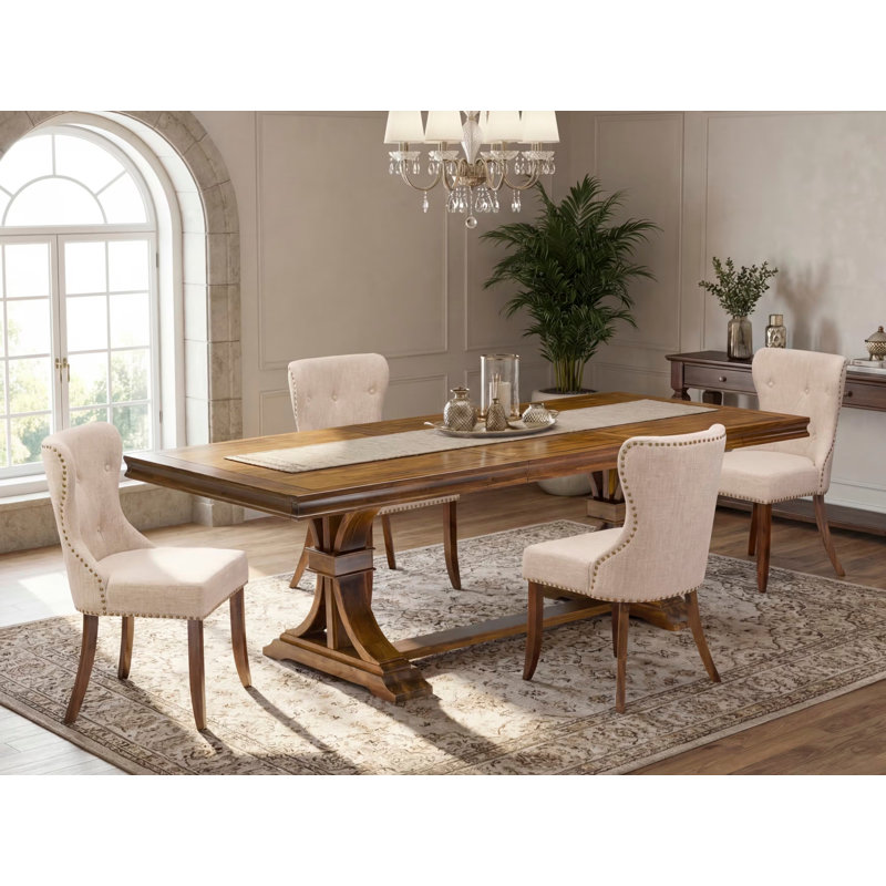 Cet ensemble de salle à manger 5 pièces se compose d'une table en bois et de 4 chaises de salle à manger Parson en tissu brun clair avec dossier capitonné - Finition noyer antique