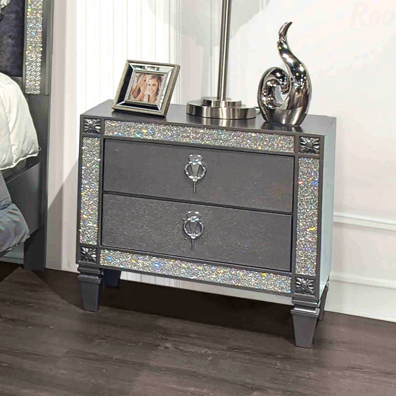 Table de chevet grise 1 pièce de style glam avec poignées anneaux en nickel, pieds fuselés et garniture en acrylique