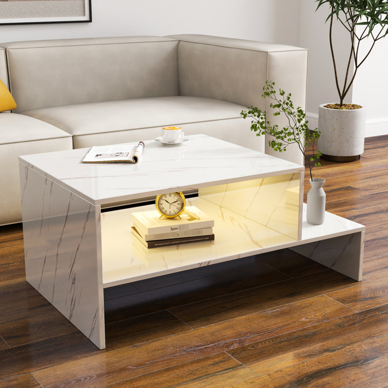 Table basse blanche avec magnifique forme architecturale et espace de rangement à couper le souffle
