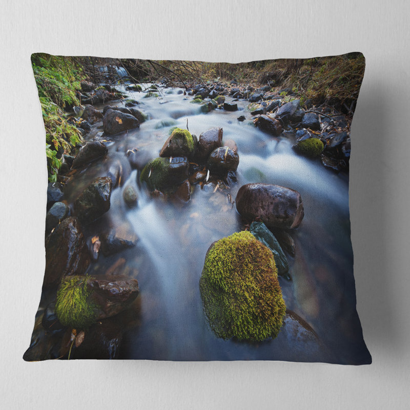 Rivière qui coule rapidement - paysage imprimé, 18 po x 18 po, Coussin décoratif