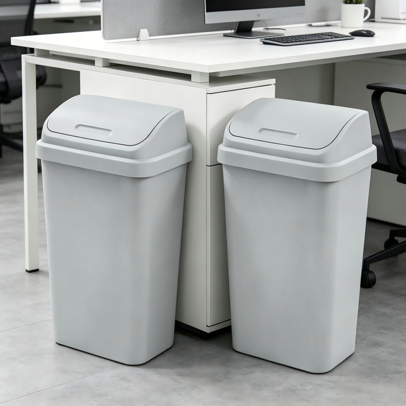Paquet de deux poubelles de cuisine gris clair en plastique, 13 gallons, avec couvercle rotatif.