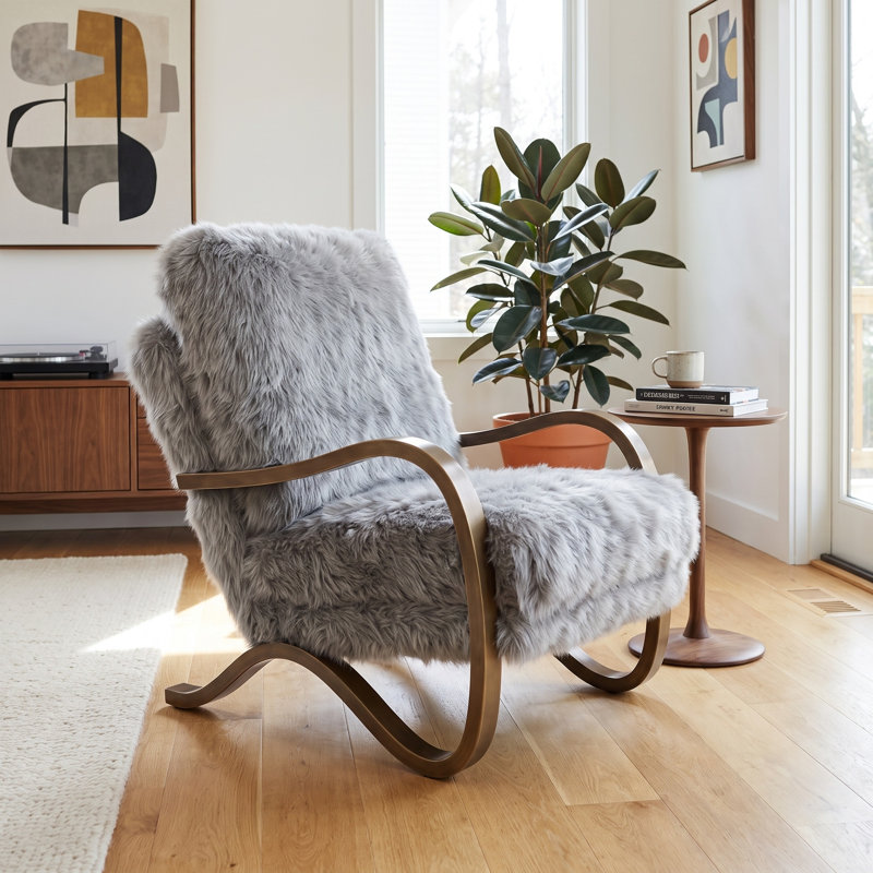Chaise d'appoint grise en fausse fourrure avec accoudoirs, chaise longue moelleuse avec structure en laiton brossé