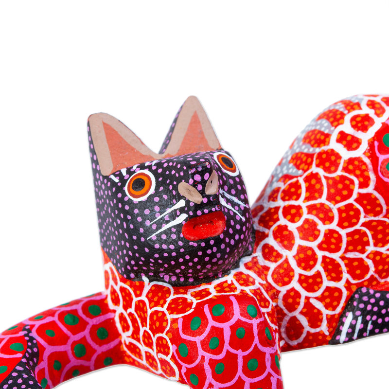 Sculpture de chat qui se prélasse