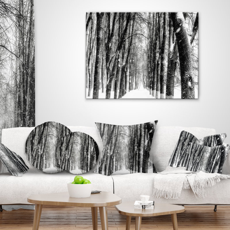 Coussin imprimé noir et blanc Snowy Forest, 18 po x 18 po, Coussin décoratif