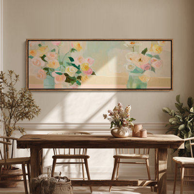 Art mural encadré sur toile - Arrangement floral pastel doux dans des vases en verre avec lumière de style moderne