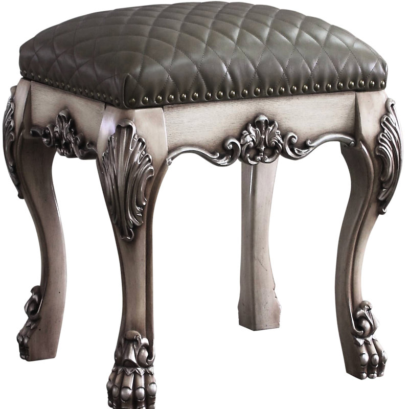 Tabouret de chambre gris et blanc rétro, ajoutant une touche romantique à votre meuble-lavabo