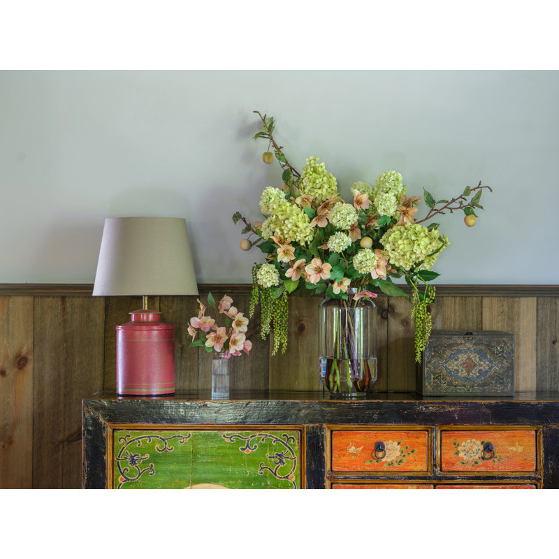 Corail Hellebores dans un vase en verre