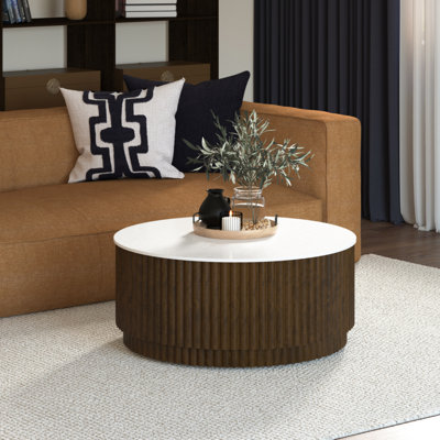 Table basse ronde transitionnelle faite à la main en marbre cannelé